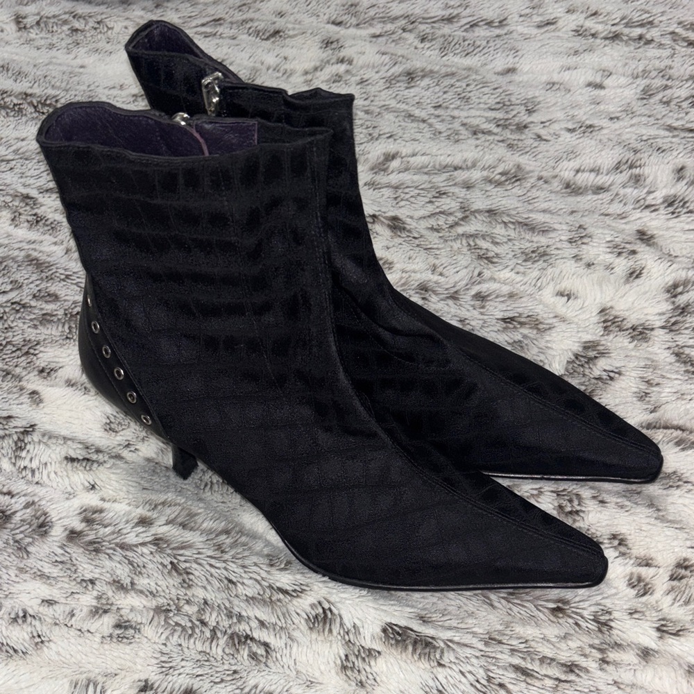Chic Black Textured Ankle Boots with Side Zipper